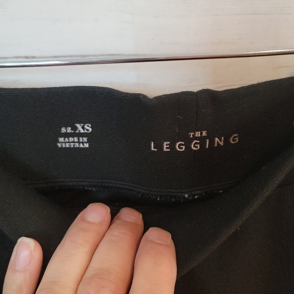 WHITE HOUSE BLACK MARKET-LIKE NEW! THE LEGGING-IN BLACK SZ XS - Picture 3 of 6